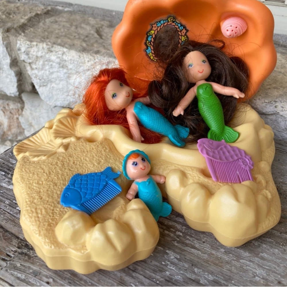 VINTAGE SEA WEES  FLOATING LAGOON WITH 3 DOLLS AND BRUSHES BY KENNER.